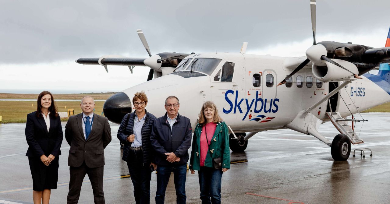 Photo of Mayor of Concarneau in front of Skybus with ISSG members
