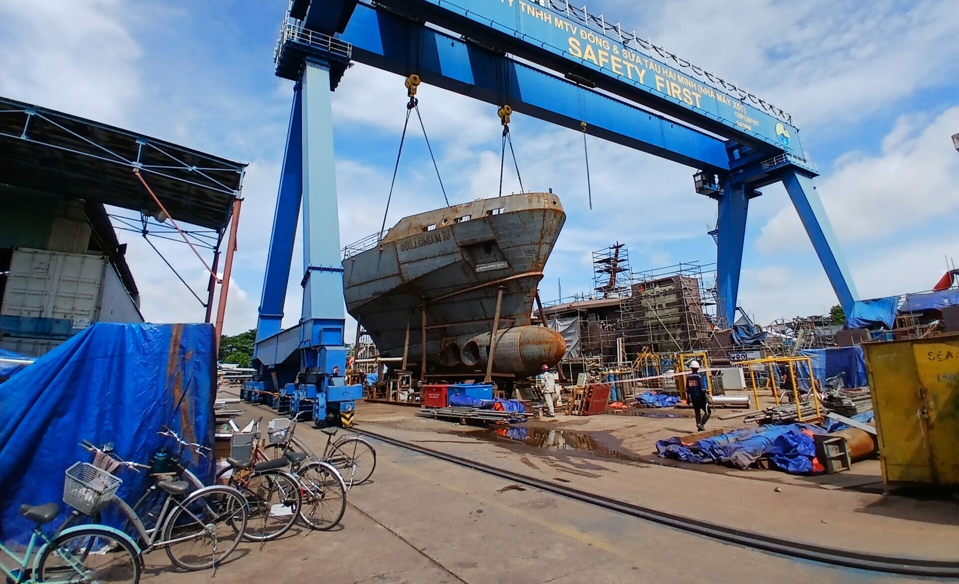 Photo of Scillonian Iv's bow mega block being lifted by goliath crane at piriou vietnam
