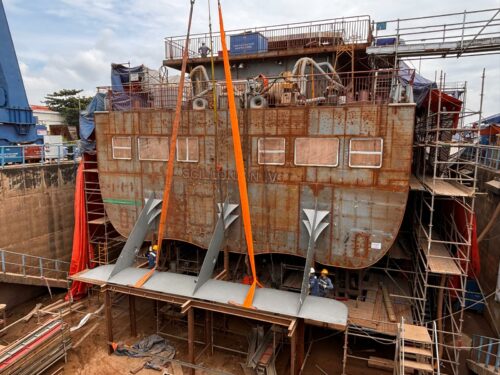 Hull Vane foil fin being lifted onto Scillonian 4