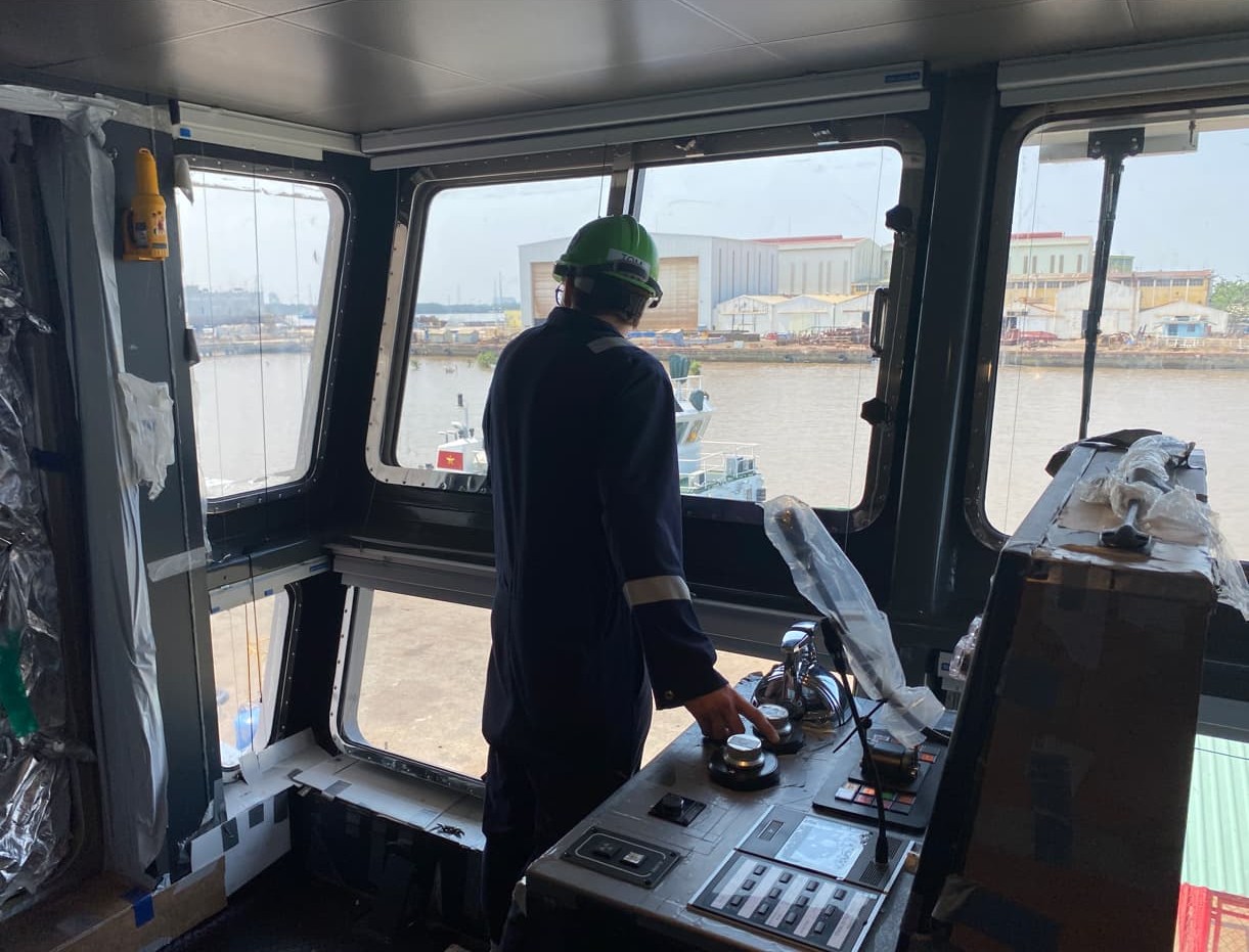 The bridge wing manoeuvring console